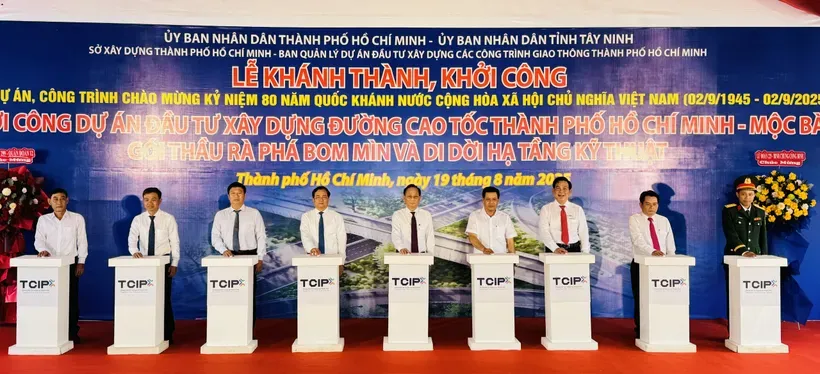 At the groundbreaking ceremony of key preparatory works for the HCMC–Moc Bai Expressway project (Photo: SGGP) f67a82dd5d04d55a8c15-9478-5348.jpg