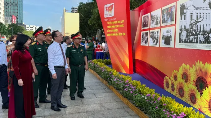 HCMC's leaders and delegates visit the exhibition. (Photo: SGGP) img-9036-4902-2571.jpg