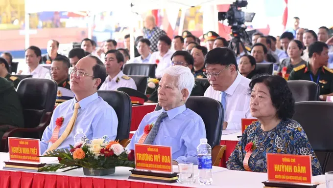 Former State President Nguyen Minh Triet (C) and former Vice State President Truong My Hoa (R) attend the groundbreaking ceremony for several key infrastructure projects in Ca Mau. (Photo: SGGP) 324dec1a86c40e9a57d5-8800-7697.jpg