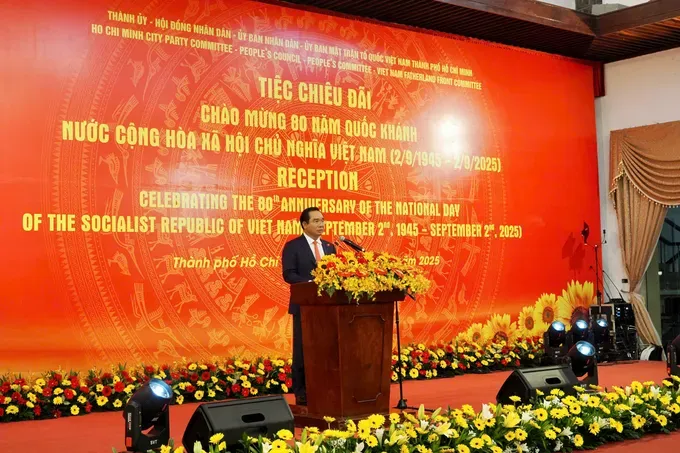 Chairman of the Ho Chi Minh City People’s Committee Nguyen Van Duoc delivers his speech at the reception. (Photo: SGGP) 6-2836-7468.jpg