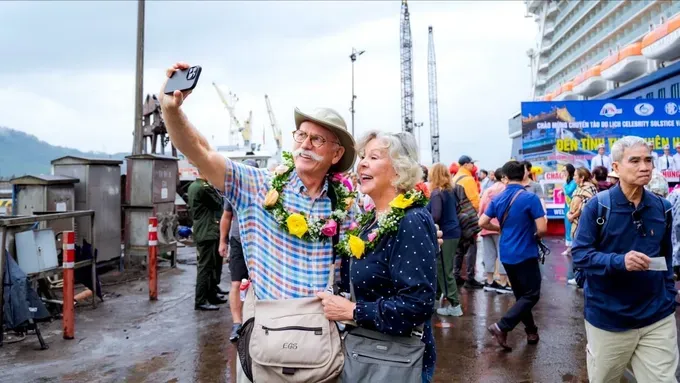 International cruise ship visitors tour Vietnam. (Photo:SGGP) khach-tau-bien-1364-539.jpg