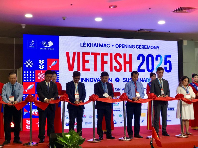 Delegates cut the ribbon to open the exhibition on August 20. (Photo: VNA) vietfish.jpg