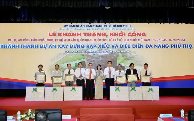 City leaders present certificates of merit to individuals and collectives in recognition of their outstanding achievements in the successful completion of the Phu Tho Multi-Purpose Circus and Performance Theater construction project. (Photo: SGGP) z6921927771266-815653b7ee14309ee6d0261a6d340574-5326-8278.jpg