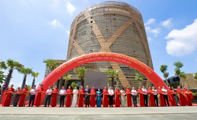 HCMC's leaders and delegates take part in the ribbon-cutting ceremony to officially inaugurate the Phu Tho Multi-Purpose Circus and Performance Theater. (Photo: SGGP) z6921928400094-dd53cef863f0ed2c169deeecbefbb776-1327-334.jpg