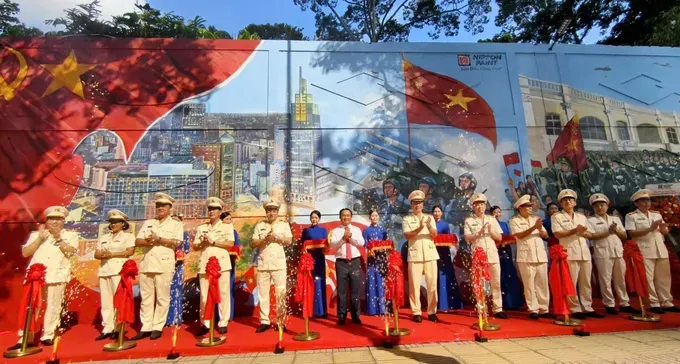 Delegates take part in a ribbon-cutting ceremony to officially inaugurate the mural street. (Photo: SGGP) z6922111017356-7d3ccb47b5968e101f7807ac5c9105f4-6352-6520.jpg