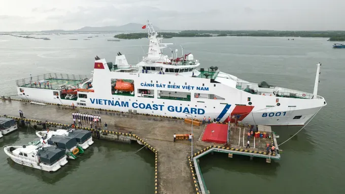 The Vietnam Coast Guard vessel CSB 8001 docks at Squadron Port 301 in Ho Chi Minh City’s Phuoc Thang Ward (Photo: SGGP) 76dd3866-1f79-4b32-aad7-9a1159e1ecd6-2197-3389.jpeg