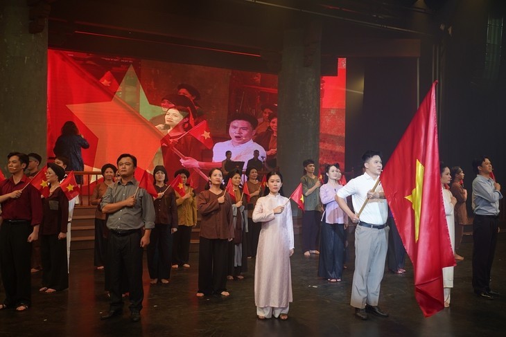 “Café banh mi” brings together Vietnamese and Korean artists in a unique artistic partnership (Source: Vietnam National Drama Theater) cafe-banh-mi-lam-ve-dong-gop-tham-lang-ma-vi-dai-cua-cac-tang-lop-nhan-dan-trong-do-co-giai-cap-tieu-tu-san-trong-cach-mang-thang-tam-anh-nha-hat-kich-viet-nam.jpg