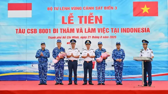 The Commander of the Coast Guard Region 3 presents flowers to a representative of the delegation before their departure for a mission in Indonesia. (Photo: SGGP) e54aec6a-6a4f-45a8-82ea-ea7d7802eece-1552-3130.jpeg