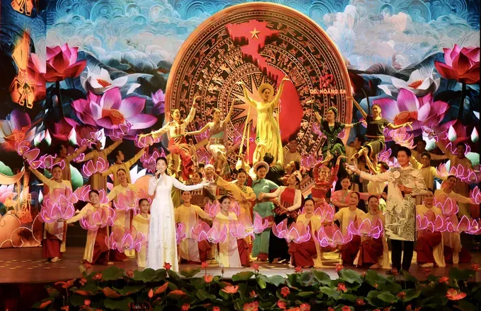 Cultural performance at the ceremony marking the 80th anniversary of the diplomatic sector's establishment and the 50th founding anniversary of the Ho Chi Minh City Department of External Relations. (Photo: SGGP) 1-8012-7385.jpg