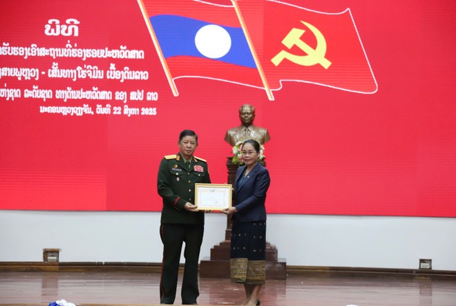 The Lao Ministry of Culture and Tourism presents the recognition certificate to the Lao Ministry of National Defence. (Photo: VNA) truong-son-ho-chi-minh-trail-in-laos-recognised-as-national-relic-1.jpg