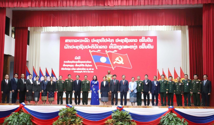 Vietnamese Vice President Vo Thi Anh Xuan and her Lao counterpart Pany Yathotou in a group photo with officials attending the ceremony. (Photo: VNA) truong-son-ho-chi-minh-trail-in-laos-recognised-as-national-relic.jpg