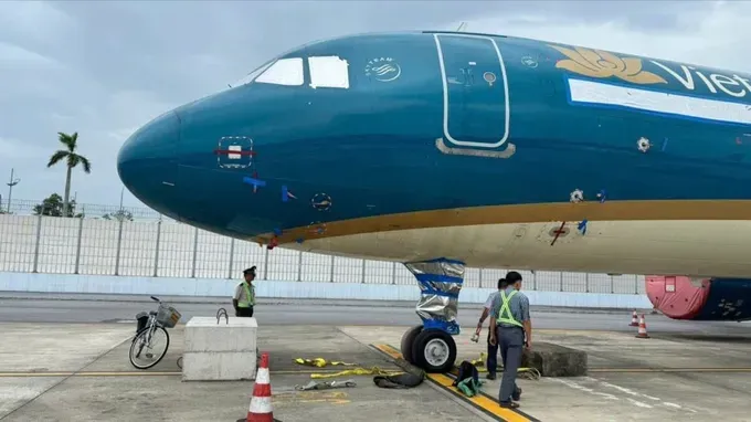 As the typhoon approaches, ground crews at Noi Bai International Airport have secured aircraft on the tarmac to prevent potential damage from heavy rain and strong winds. 1000008091-8386-5948.jpg