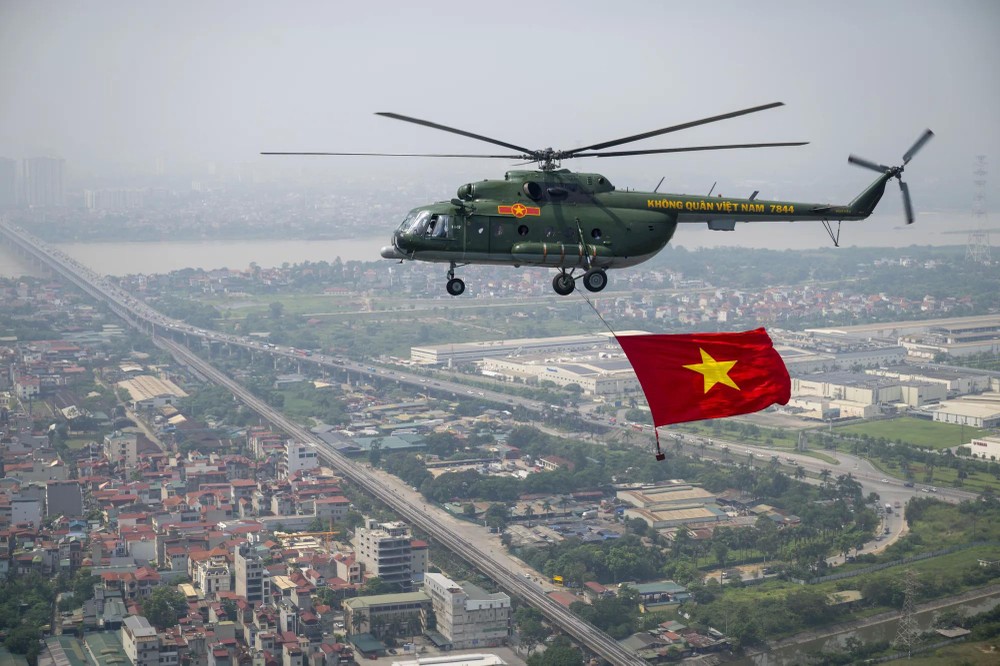 The aircraft crossed the Red River and arrived over Ba Dinh Square. 11.jpg