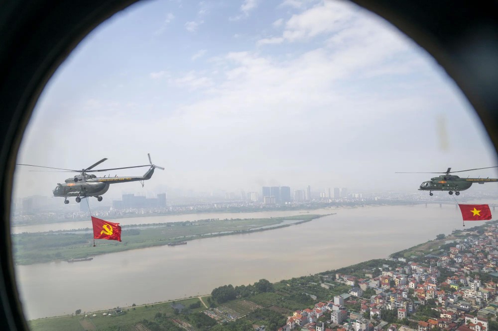 Helicopters fly over the Red River. 12.jpg