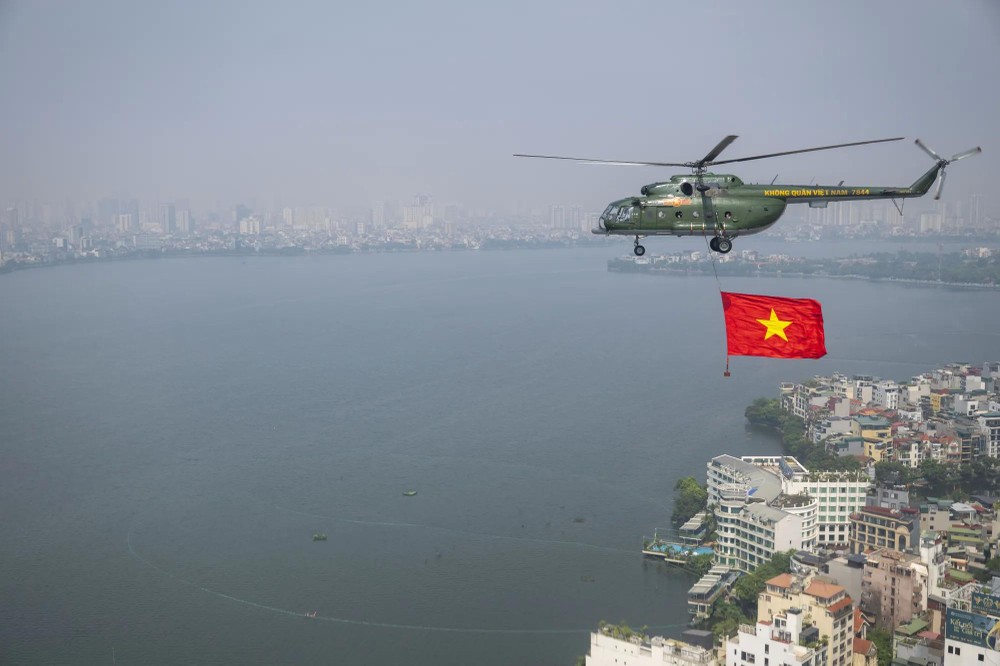 Helicopters fly over Ho Tay (West lake) and Thanh Nien Street. 17.jpg