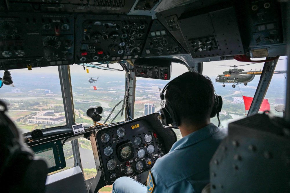 The aircraft leaves downtown Hanoi, heading to Hoa Lac Airfield. 22.jpg