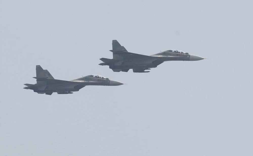 A squadron of Su-30MK2 fight jets 25.jpg