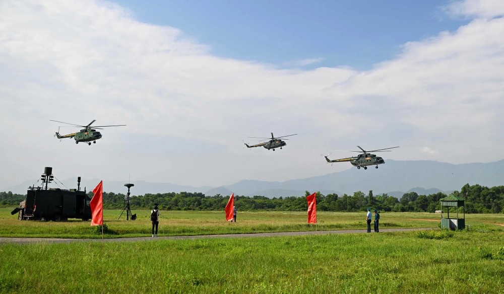 Helicopters at Hoa Lac Airfield 35.jpg