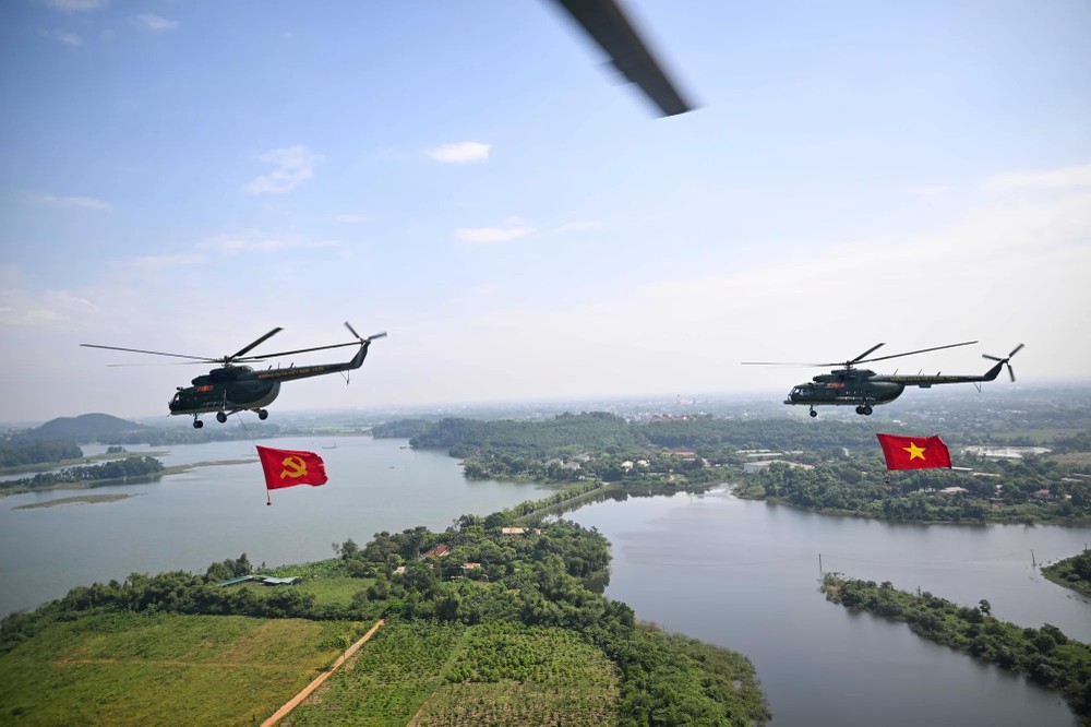 The aircraft crossing the Red River 6.jpg