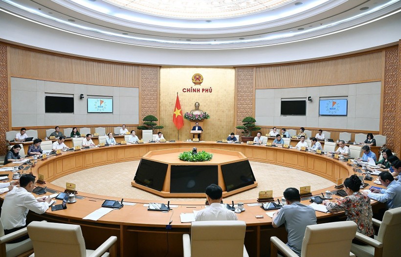 Prime Minister Pham Minh Chinh chairs a meeting of the Government Party Committee’s Standing Board and the Government on August 23 to review two months of implementing the two-tier local government model (Photo: VNA) vna-potal-thu-tuong-chu-tri-cuoc-hop-thao-go-vuong-mac-trong-thuc-hien-chinh-quyen-dia-phuong-hai-cap-8229882.jpg