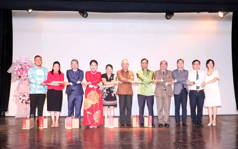 Consuls General of ASEAN countries, HCMC officials, and leaders of the HCMC Union of Friendship Organisations shake hands at the ceremony. (Photo: VNA) asean.jpg