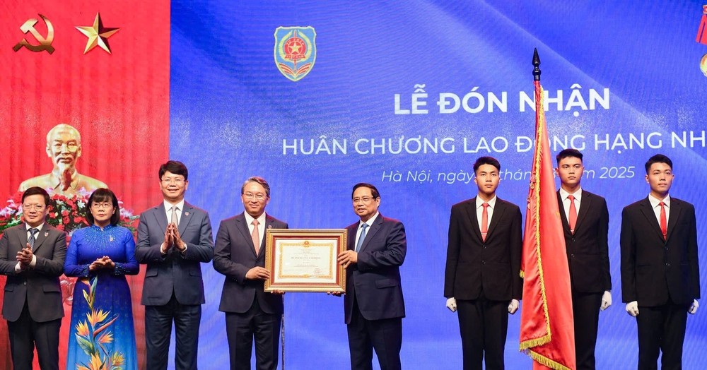 Prime Minister Pham Minh Chinh (fourth, right) awards the first-class Labour Order to the Ministry of Justice. (Photo: Vietnamnet) cb1d5c9a93351b6b4224-1712.jpg