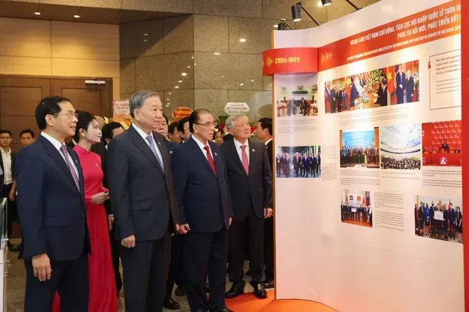 Party General Secretary To Lam, along with current and former leaders of the Party and State, and other delegates, visits the photo exhibition commemorating the 80th anniversary of the Ministry of Foreign Affairs on August 25. (Photo: SGGP) tbt-3-3198-4214.jpg