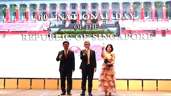 Vice Chairman of the Ho Chi Minh City People’s Committee Nguyen Manh Cuong (L) extends his congratulations on the occasion of the 60th National Day of Singapore. (Photo: SGGP) 1-2886-9996.jpg