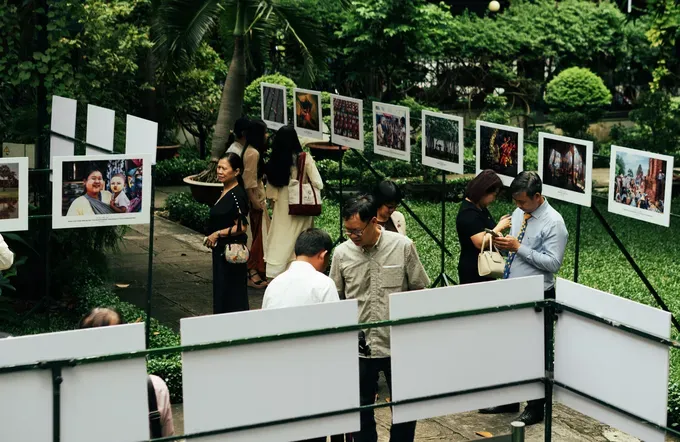 Visitors visit the exhibition. anh-chup-man-hinh-2025-08-25-luc-183214-2501-8878.png