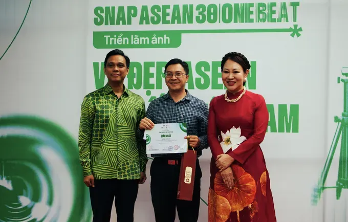 Photographer Truong Cong Luc (C) wins the first prize. anh-chup-man-hinh-2025-08-25-luc-183627-1361-1896.png