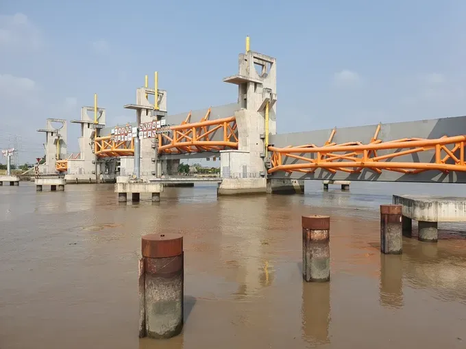 Although over 90 percent complete, the project has been suspended for several years due to legal and financial obstacles. (Photo: SGGP) cong-muong-chuoi-1-51.jpeg