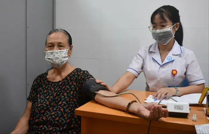 Elderly patients receiving medical care at Vung Tau Hospital, Ho Chi Minh City. (Photo: SGGP) i4b-4523-6483.jpg