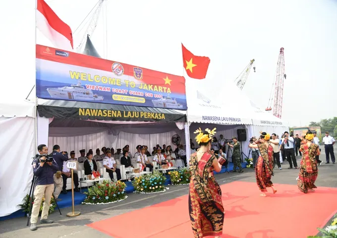 An art performance by the ndonesian Coast Guard (Photo: SGGP) tiet-muc-van-nghe-cua-luc-luong-canh-sat-bien-indonesia-chao-mung-doan-cong-tac-tau-canh-sat-bien-viet-nam-8001-cap-cang-chinh-thuc-tham-va-giao-luu-tai-indonesia-8861-5027.jpg