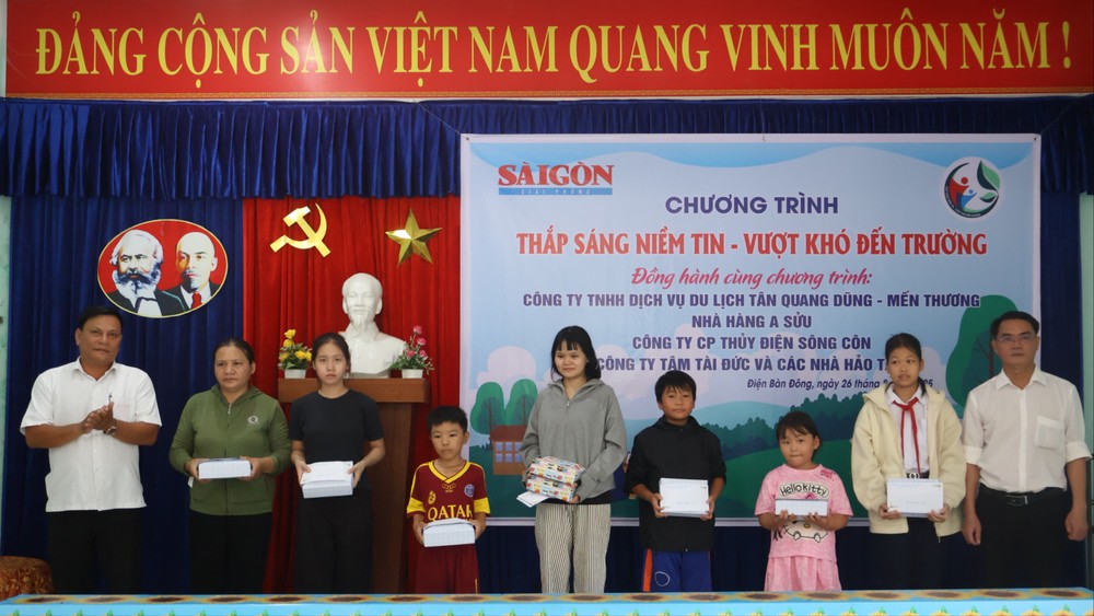 Sai Gon Giai Phong Newspaper presents gifts to orphaned students in Da Nang City on August 26. (Photo: SGGP) img-9568-2336-8496.jpg