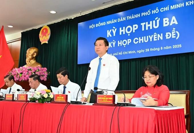 The meeting is chaired by Chairman of the Ho Chi Minh City People’s Council Vo Van Minh and Vice Chairpersons of the municipal People’s Council. (Photo: SGGP) 11.jpg