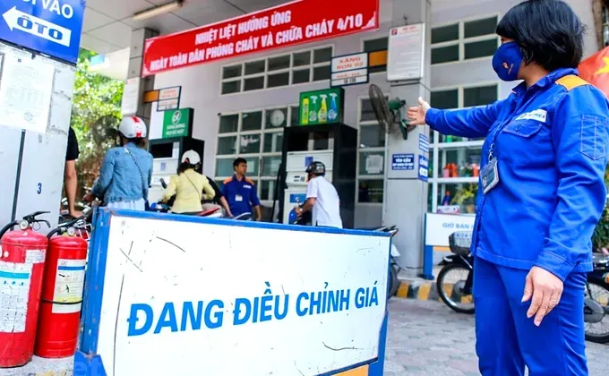 Fuel prices rise from 3:00 pm on August 28. (Photo: SGGP) gia-xang-1646121858733373658910-1646122663391-16461226644051230829745_JVRG.jpg