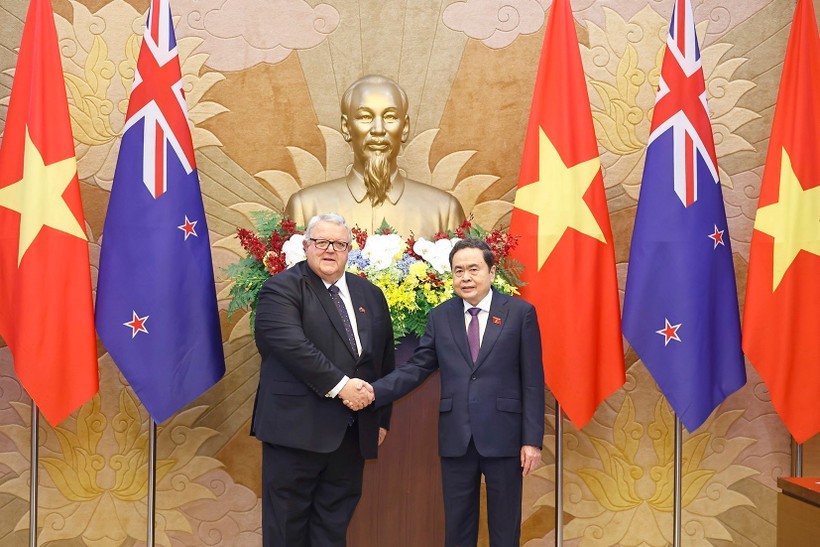 Chairman of the National Assembly Tran Thanh Man (R) welcomes Speaker of the New Zealand House of Representatives (Parliament) Gerry Brownlee in Hanoi on August 28. (Photo: VNA) vietnamese-new-zealand-top-legislators-hold-talks.jpg
