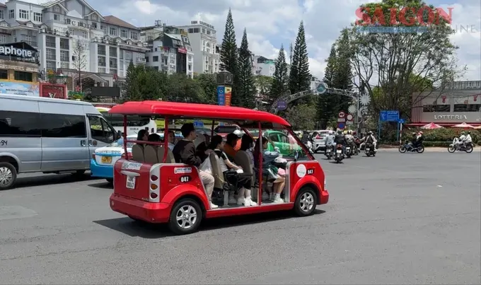 HCMC proposes operation recovery of four-wheel electric vehicles for tourism. (Photo: SGGP) 097b52170949b717ee58-827-3319.jpg