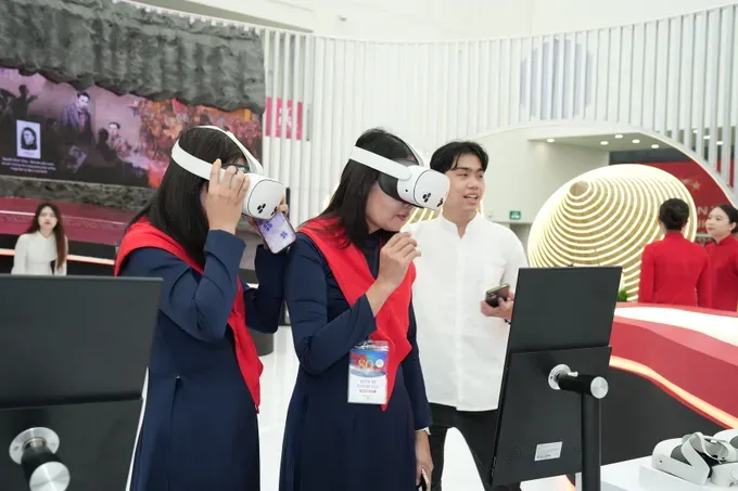 Virtual reality technology booths attract numerous visitors eager to engage and explore. (Photo: SGGP) 28-8-30-4383-3230.jpg