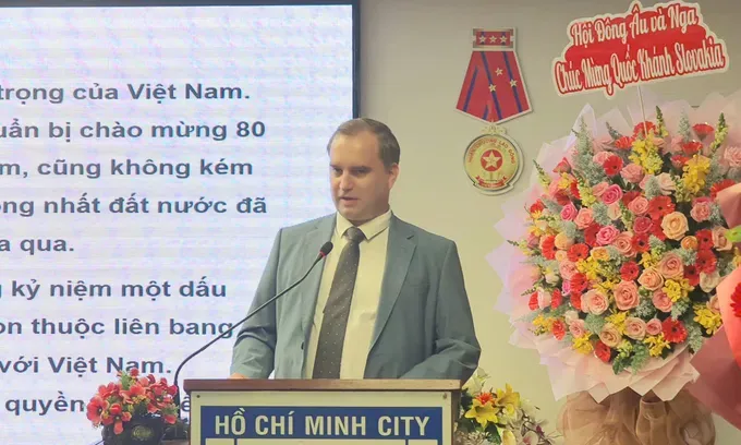Mr. Marian Veres, Chargé d'Affaires of the Slovak Republic in Vietnam delivers his speech at the event. (Photo: SGGP) slovakia-7275-2309.jpg