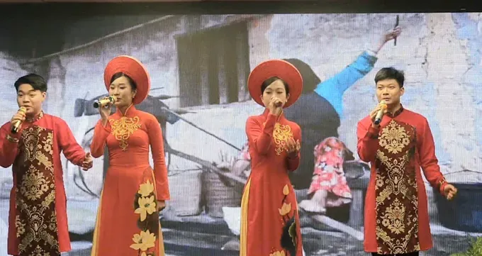 A singing performance at the get-together to celebrate the 33rd anniversary of Slovak Constitution Day (Photo: SGGP) van-nghe-6547-3623.jpg