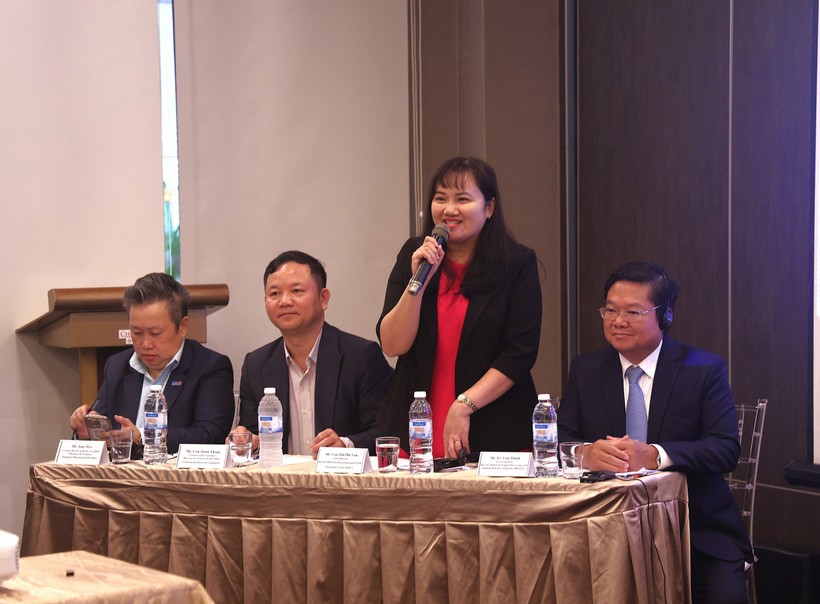 A representative of the HCMC Investment and Trade Promotion Centre (ITPC) fields questions from investors at the business roundtable in Singapore on August 28. (Photo: VNA) vietnam-singapore-business-roundtable.jpg