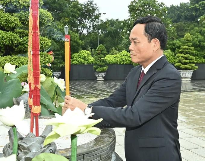 Secretary of the Ho Chi Minh City Party Committee Tran Luu Quang offers incense to pay tribute to fallen heroes and martyrs. (Photo: SGGP) 19.jpg