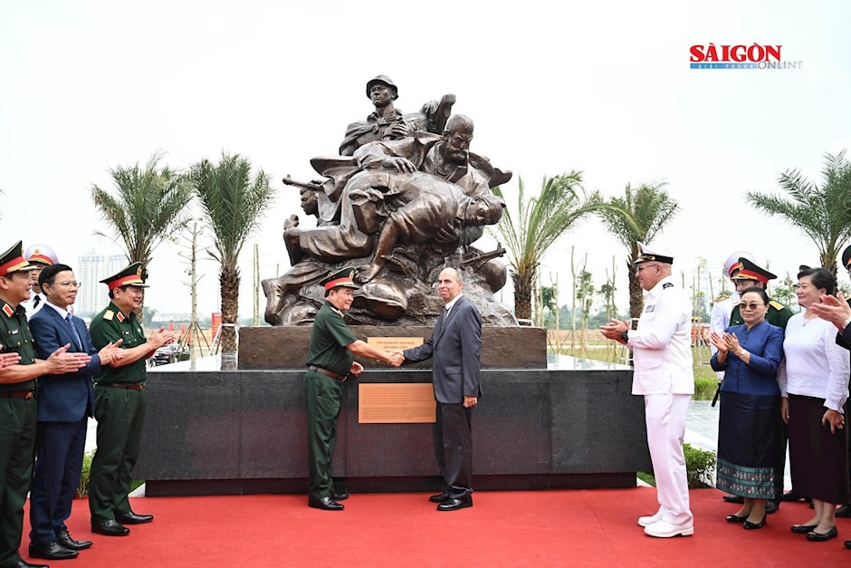 The plaque unveiling ceremony for the statue cluster honoring Cuban military experts 29-08-2025HuuNghiMso_01.jpg