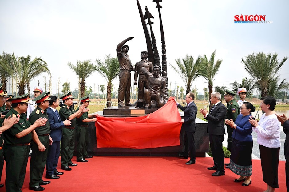 Delegates carry out the plaque unveiling ceremony for the statue cluster honoring Soviet military experts. 29-08-2025HuuNghiMso_04.jpg