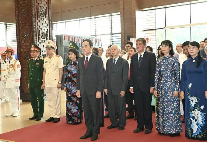 Secretary of the Ho Chi Minh City Party Committee Tran Luu Quang, along with the delegation, lays flowers and offers incense in tribute to President Ton Duc Thang at Ton Duc Thang Museum. (Photo: SGGP) 31.jpg