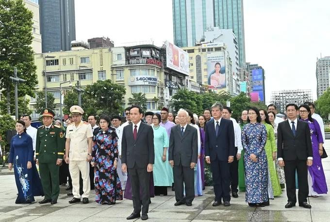 The delegation offers flowers at Ho Chi Minh Statue Park in front of the City Hall in Nguyen Hue walking street in Sai Gon Ward. (Photo: SGGP) 43.jpg