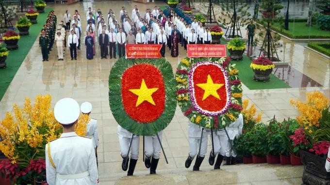 The delegation offers incense and flowers to the fallen heroes and martyrs. (Photo: SGGP) 45.jpg
