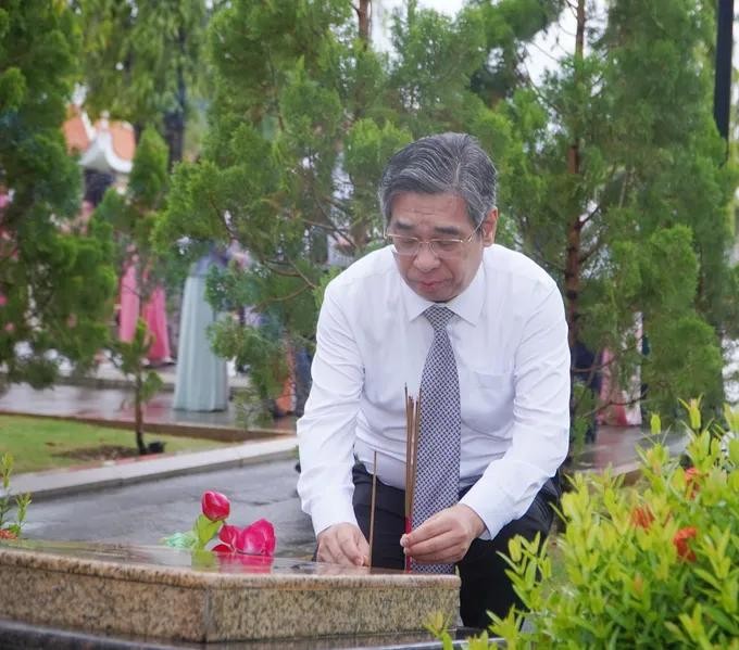 Vice Secretary of the Ho Chi Minh City Party Committee Nguyen Phuoc Loc offers incense in tribute to national heroic martyrs at the cemetery. (Photo: SGGP) 46.jpg