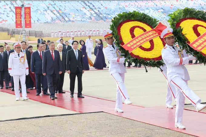 Party and State leaders lays a wreath and pay tribute to President Ho Chi Minh at his mausoleum in Hanoi on September 1, 2025. (Photo: SGGP) 1-4963-9174.jpg